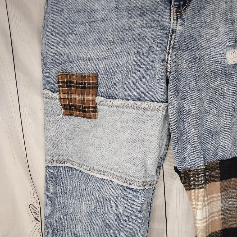 Hollister Ultra High-Rise Mom Jeans With Plaid Patchwork With Raw Hem - Picture 4 of 12